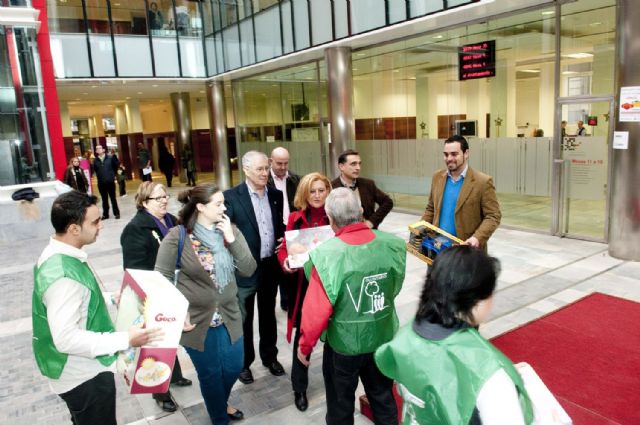 Llegan los primeros regalos de Reyes a San Miguel - 2, Foto 2