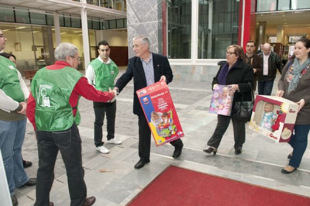 Llegan los primeros regalos de Reyes a San Miguel - 3, Foto 3