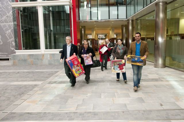 Llegan los primeros regalos de Reyes a San Miguel - 4, Foto 4