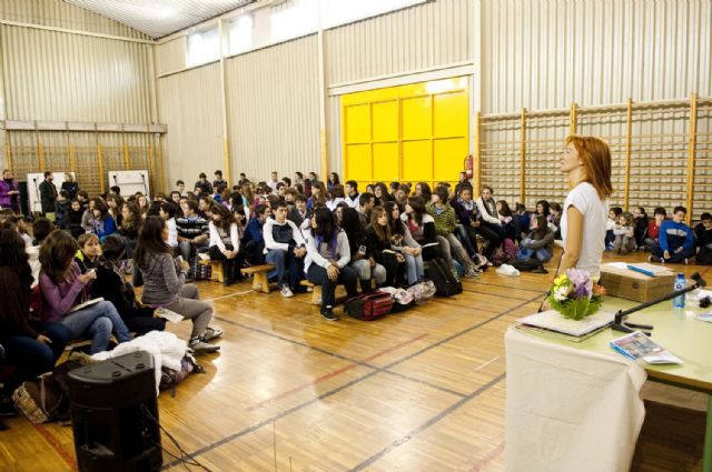 Begoña Oro conciencia sobre el valor de la intimidad a los lectores del Premio Mandarache y Hache - 5, Foto 5