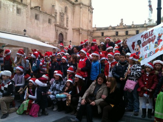 Alumnos del colegio Villaespesa felicitan la Navidad con villancicos en la Plaza de España - 1, Foto 1