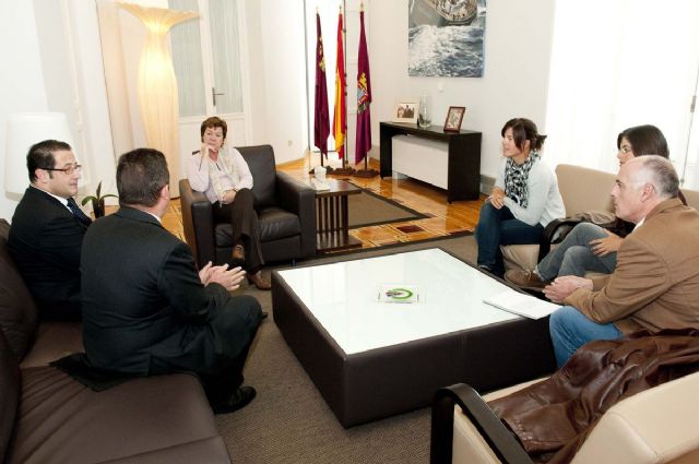 Las regatistas Lucía y Fátima Reyes recibidas en la Alcaldía tras su vuelta a casa - 1, Foto 1