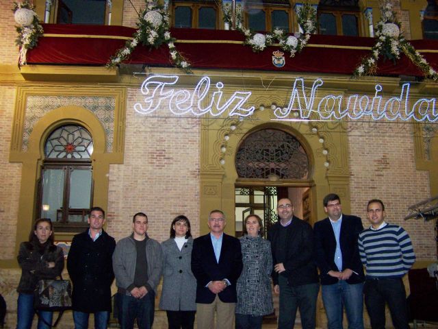 Más de 400.000 bombillas de bajo consumo potencian desde hoy el ambiente navideño en las principales calles de Águilas - 1, Foto 1