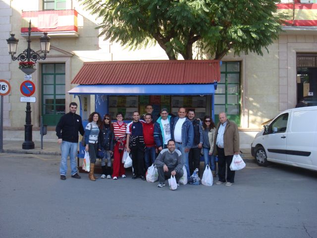 El Servicio de Apoyo Psicosocial muestra su solidaridad participando en la campaña solidaria de recogida de alimentos, Foto 1