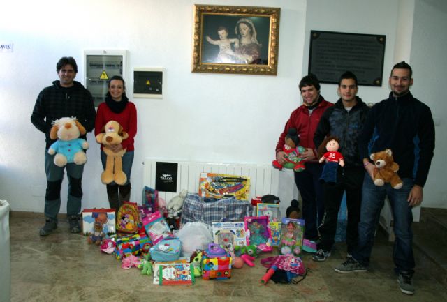 FALCO dona juguetes, alimentos y ropa a Cáritas - 1, Foto 1