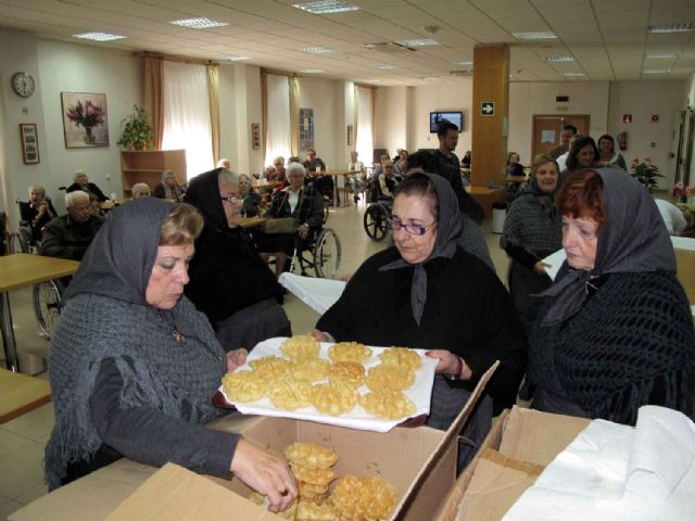 Las castañeras pregonan la llegada de la Navidad en los centros de día - 1, Foto 1
