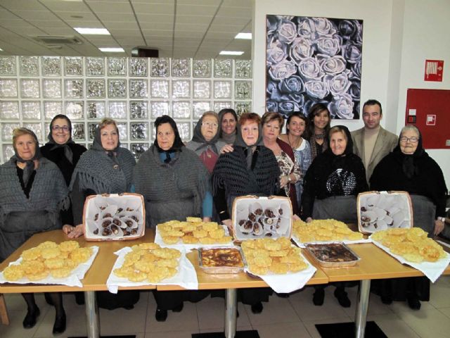 Las castañeras pregonan la llegada de la Navidad en los centros de día - 2, Foto 2