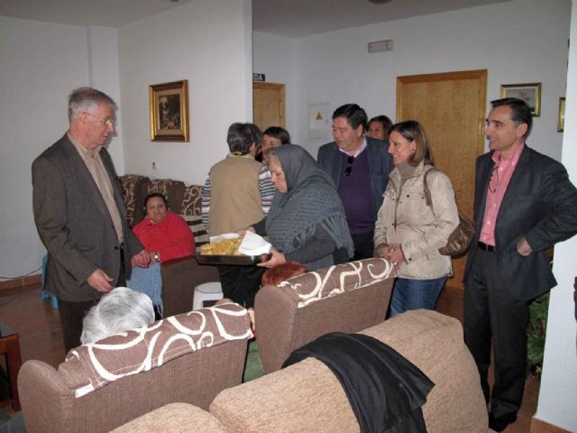 Las castañeras pregonan la llegada de la Navidad en los centros de día - 3, Foto 3