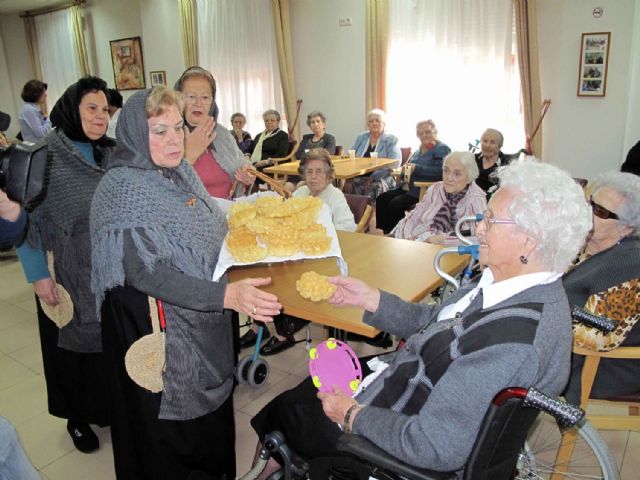 Las castañeras pregonan la llegada de la Navidad en los centros de día - 4, Foto 4