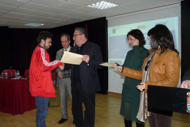 Los 80 alumnos de la Escuela Taller Centro de Recepción de Visitantes y el Taller de Empleo Molina Próxima de Molina de Segura han recibido sus diplomas hoy lunes - 1, Foto 1