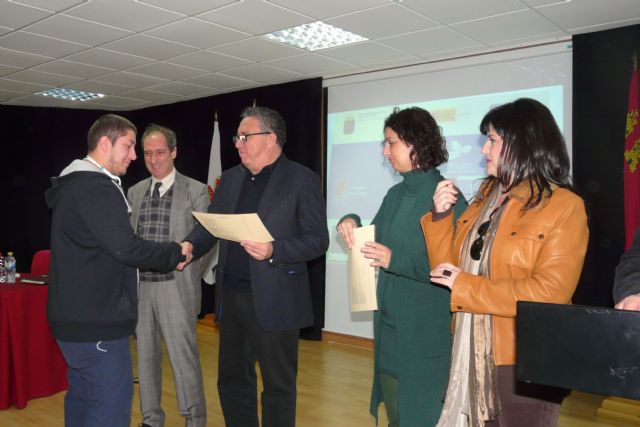 Los 80 alumnos de la Escuela Taller Centro de Recepción de Visitantes y el Taller de Empleo Molina Próxima de Molina de Segura han recibido sus diplomas hoy lunes - 2, Foto 2