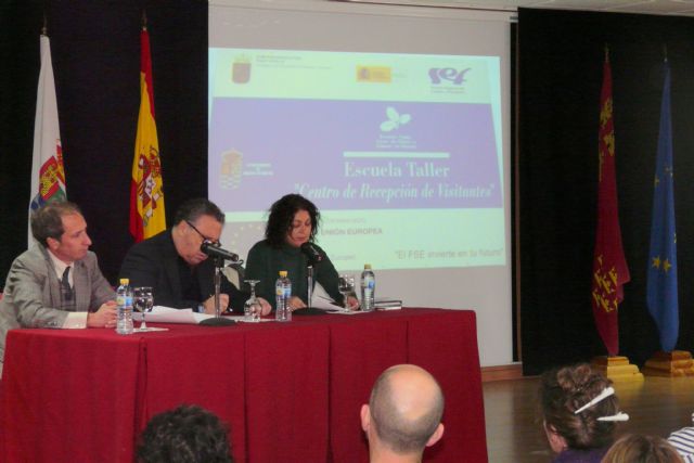 Los 80 alumnos de la Escuela Taller Centro de Recepción de Visitantes y el Taller de Empleo Molina Próxima de Molina de Segura han recibido sus diplomas hoy lunes - 3, Foto 3