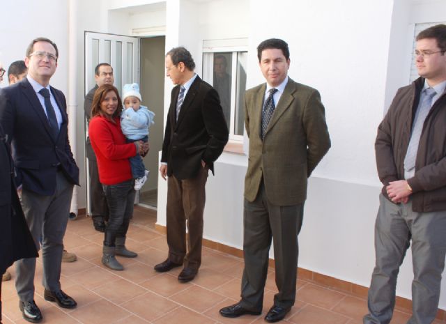 Siete familias estrenan casa en Corvera tras la rehabilitación de unas viviendas abandonadas hace 24 años - 1, Foto 1
