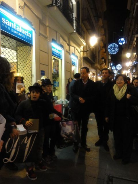 El Alcalde muestra su apoyo a los comerciantes con su participación en la Shopping Night - 1, Foto 1