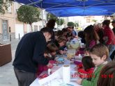 Los niños fabricaron sus adornos navideños con materiales reciclados
