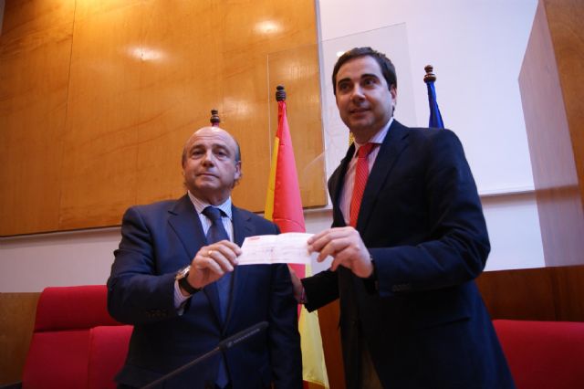 Los trabajadores de la sede de Fomento de Construcciones y Contratas en Cartagena entregan una ayuda de 5.100 euros a la Mesa Solidaria - 1, Foto 1