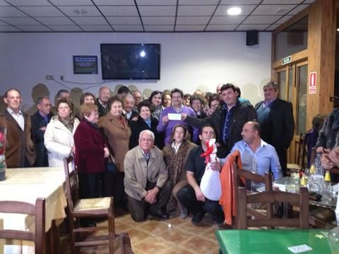 El Alcalde recibe una ayuda solidaria de la Asociación de Vecinos de Río - 1, Foto 1