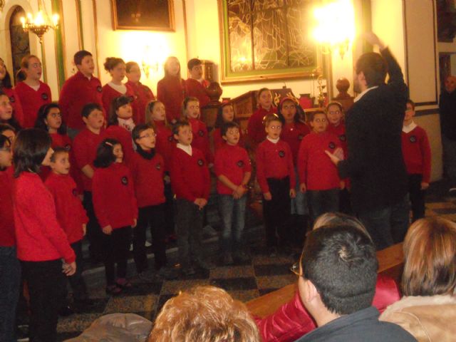 El coro escolar del CEIP Santa Eulalia protagoniza un extraordinario concierto de Navidad, con un magnífico repertorio, Foto 1