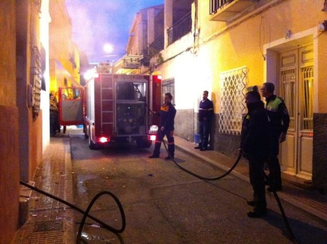 Civil Defense and local police involved in quelling a fire that broke out in the street the Parras, Foto 1