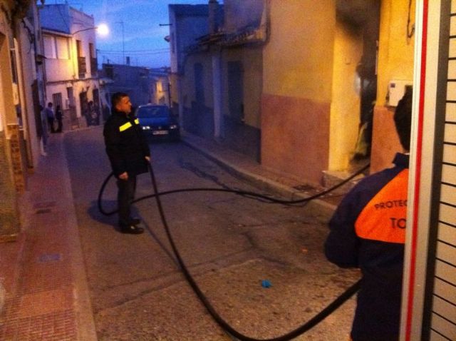 Protección Civil y Policía Local participan en sofocar un incendio que se declaró en la calle las Parras, Foto 2