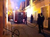 Protección Civil y Policía Local participan en sofocar un incendio que se declaró en la calle las Parras