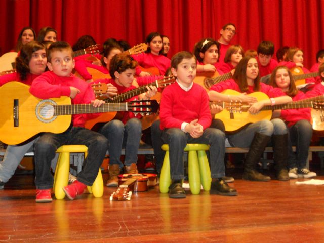 Los alumnos del Grupo Musical de Ana y el Taller de Guitarra de la Asociación Sociocultural de la Mujer protagonizan el XVII Concierto de Villancicos, Foto 1