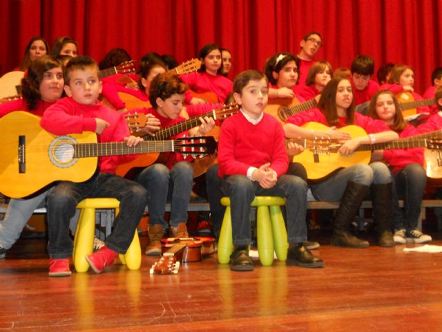 Los alumnos del Grupo Musical de Ana y el Taller de Guitarra de la Asociación Sociocultural de la Mujer protagonizan el XVII Concierto de Villancicos - 1, Foto 1