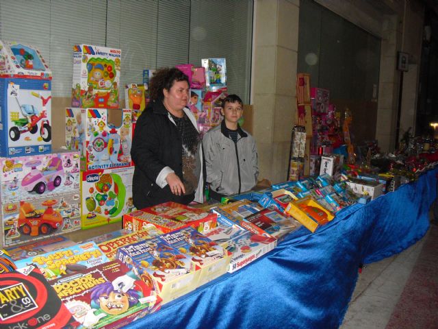 La alcaldesa de Totana felicita a los comerciantes de la Avenida de Lorca por su excelente iniciativa y dinamizar el comercio local en Navidad - 1, Foto 1