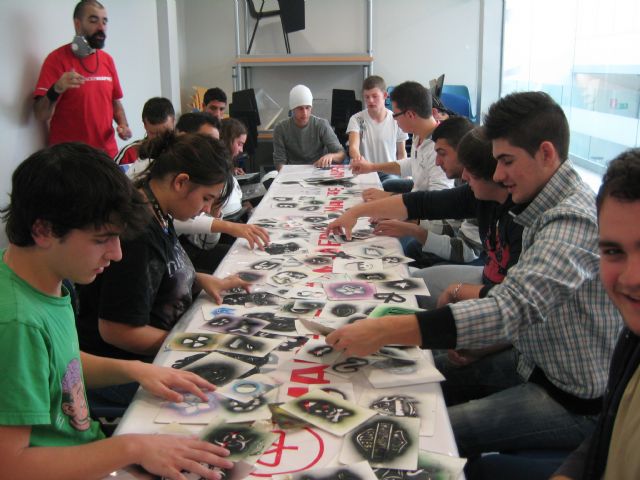 14 jóvenes participan en el taller de aerografía de cascos - 1, Foto 1