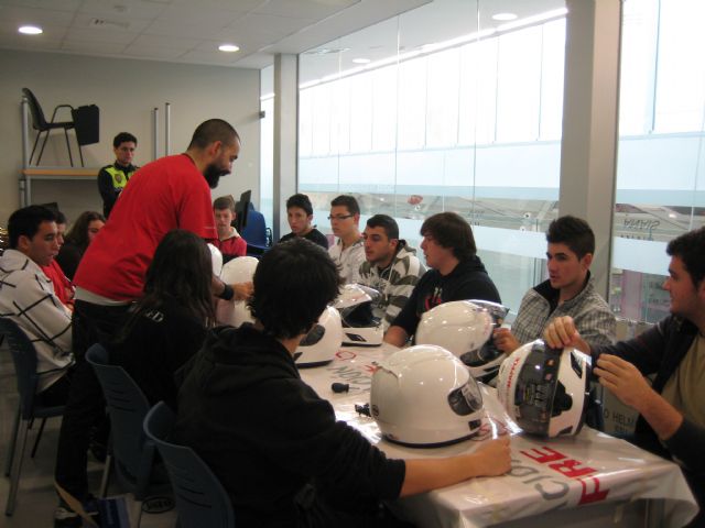 14 jóvenes participan en el taller de aerografía de cascos - 2, Foto 2
