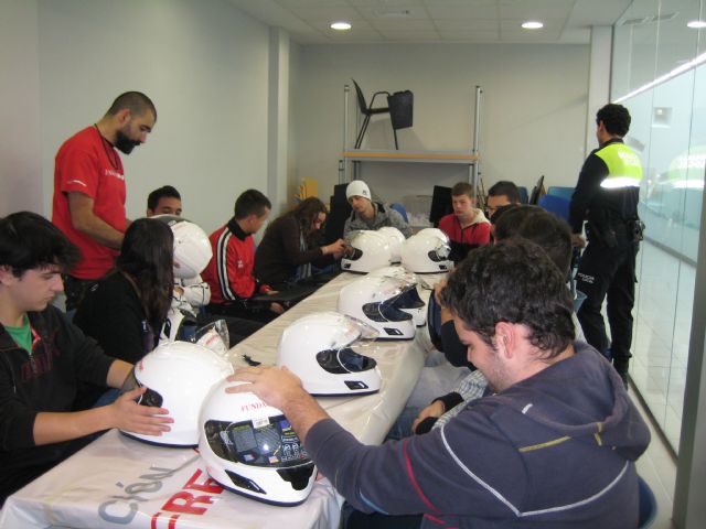14 jóvenes participan en el taller de aerografía de cascos - 3, Foto 3