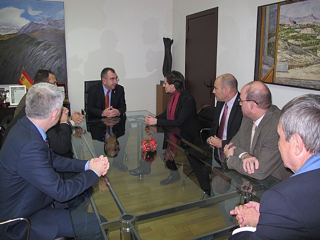 El consejero de Presidencia agradece la ayuda humanitaria prestada a Lorca - 1, Foto 1
