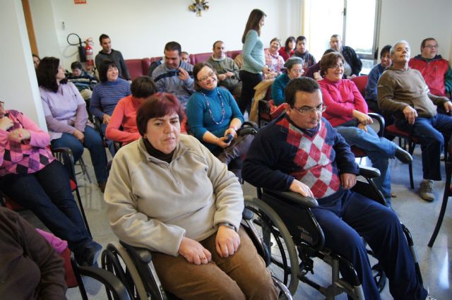 Autoridades municipales felicitan la navidad a los usuarios y profesores del Centro Ocupacional José Moyá  y los del Servicio de Apoyo Psicosocial, Foto 2