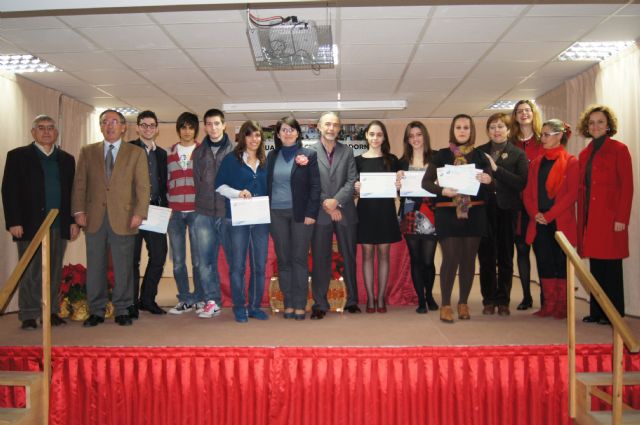 Autoridades municipales y educativas hacen entregan de los diplomas a los nueve alumnos de la quinta promoción del Bachillerato Internacional del IES Juan de la Cierva, Foto 1