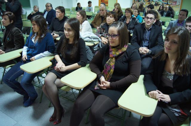 Autoridades municipales y educativas hacen entregan de los diplomas a los nueve alumnos de la quinta promoción del Bachillerato Internacional del IES Juan de la Cierva, Foto 2