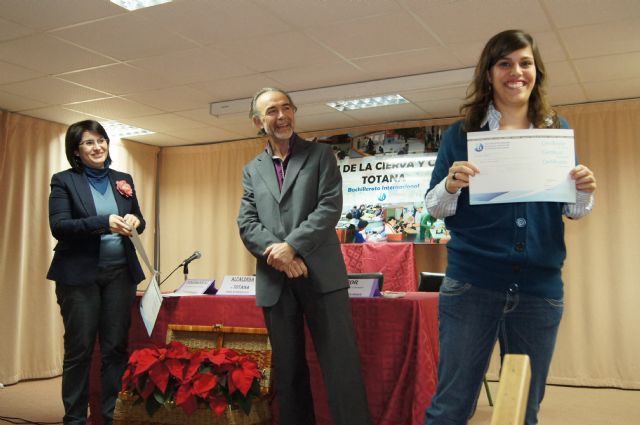 Autoridades municipales y educativas hacen entregan de los diplomas a los nueve alumnos de la quinta promoción del Bachillerato Internacional del IES Juan de la Cierva, Foto 3