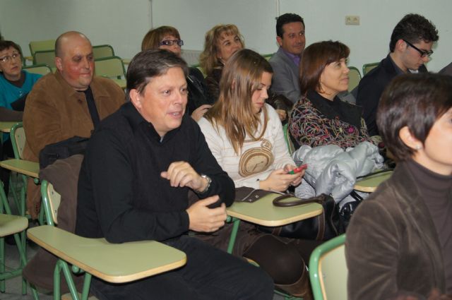 Autoridades municipales y educativas hacen entregan de los diplomas a los nueve alumnos de la quinta promoción del Bachillerato Internacional del IES Juan de la Cierva, Foto 4