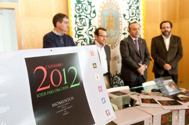 Los comerciantes del centro venden calendarios para ayudar a las familias lorquinas - 1, Foto 1