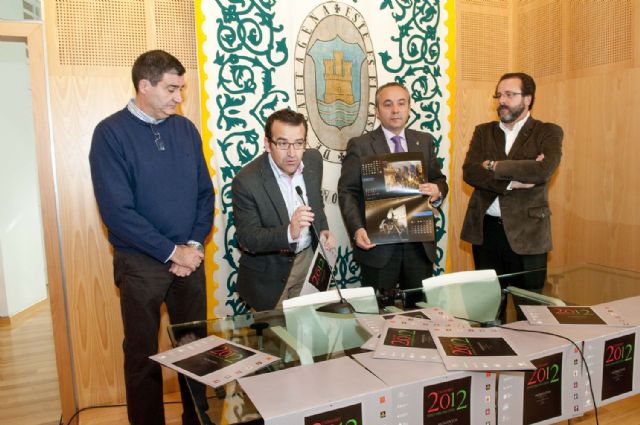 Los comerciantes del centro venden calendarios para ayudar a las familias lorquinas - 2, Foto 2