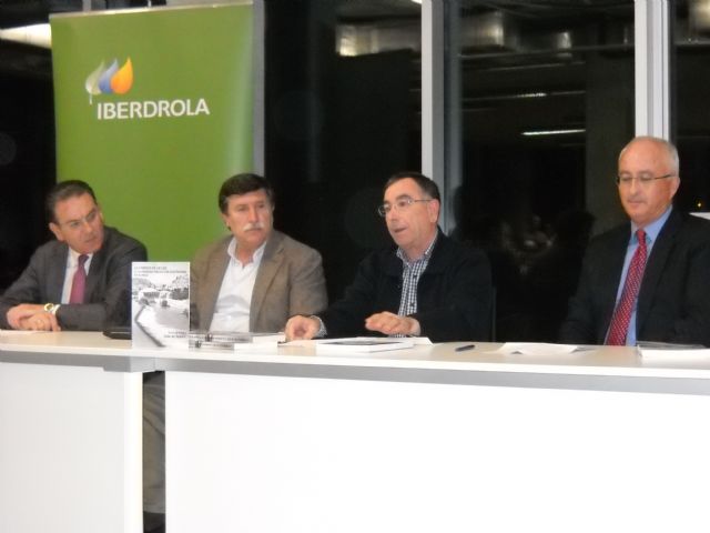 Un libro repasa la historia del alumbrado público por electricidad en Blanca - 1, Foto 1