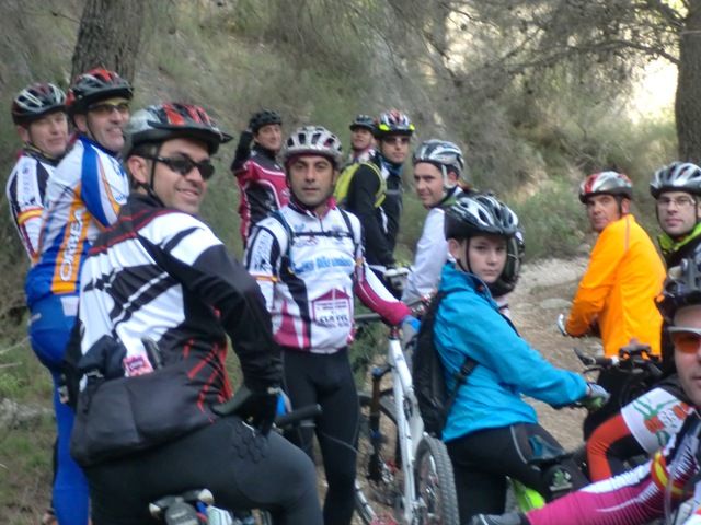 Cerca de una veintena de ciclistas participaron en la ruta en bicicleta de montaña desarrollada por la senda del Agua - 1, Foto 1