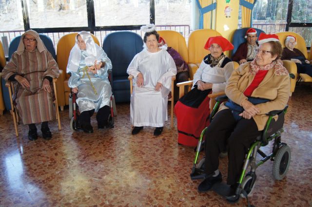 La alcaldesa y la concejal de Atención Social felicitan la pascua navideña a las personas mayores de la Residencia, Foto 1