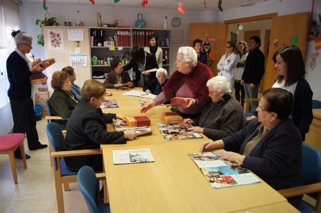 La alcaldesa y la concejal de Atención Social felicitan la pascua navideña a las personas mayores de la Residencia, Foto 3