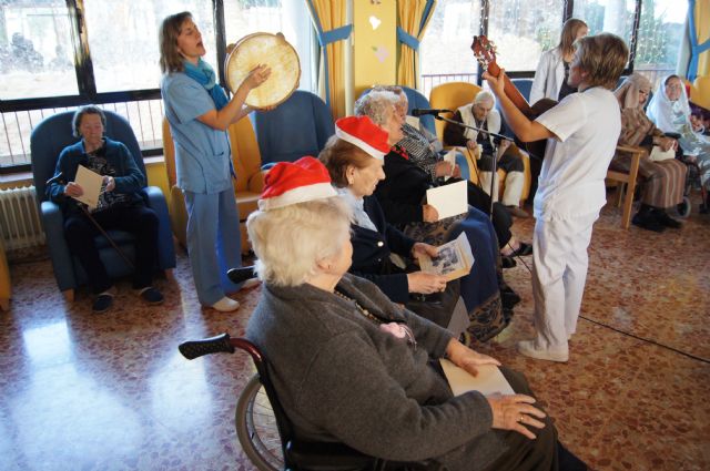 La alcaldesa y la concejal de Atención Social felicitan la pascua navideña a las personas mayores de la Residencia, Foto 4