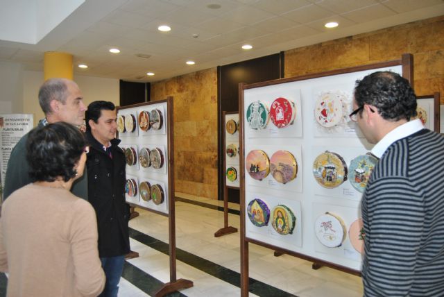 El Ayuntamiento acoge una exposición artesanal de panderetas - 1, Foto 1