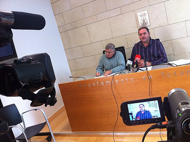 IU Totana se solidariza con los 33 trabajadores de la Recogida de Basura y limpieza Viaria que inician una huelga esta noche, Foto 1