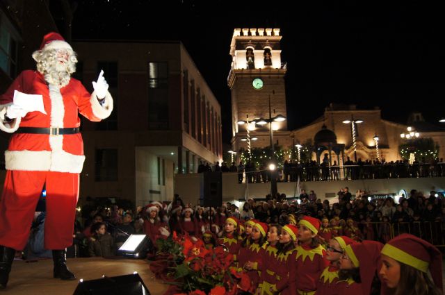 Decenas de niños entregan sus cartas a Papá Noel tras su llegada al municipio con un espectáculo, Foto 1