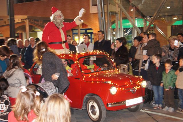 Decenas de niños entregan sus cartas a Papá Noel tras su llegada al municipio con un espectáculo, Foto 2