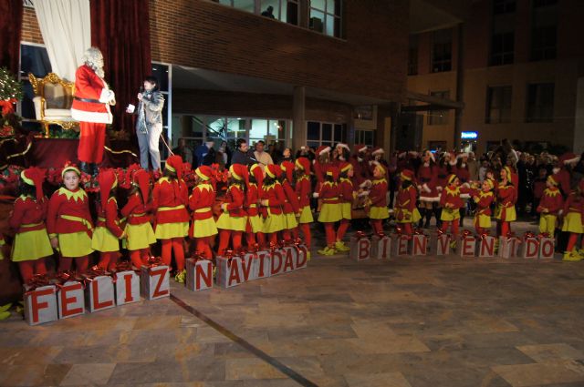 Decenas de niños entregan sus cartas a Papá Noel tras su llegada al municipio con un espectáculo - 3, Foto 3
