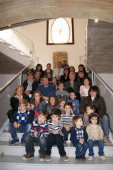 El colegio San Fernando entrega el dinero obtenido de la venta de las figuras del Beln que han realizado los alumnos del centro con materiales reciclables